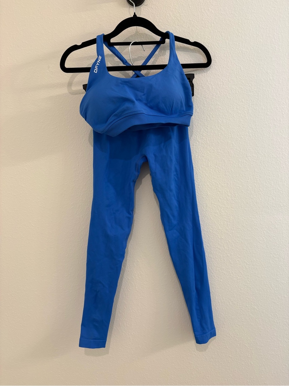 DFYNE SET Dynamic Seamless Cobalt Blue Scrunch Leggings & Cross-Back Sports Bra